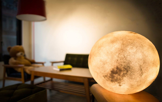 Lampa, kas jūsu mājās ielaidīs mēness gaismu