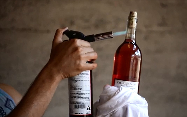 7 veidi, kā attaisīt vīna pudeli BEZ korķviļķa