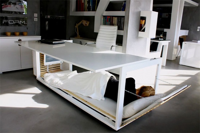 Šis galds, kas vienlaikus ir arī gulta, lieliski noderēs strādīgiem cilvēkiem