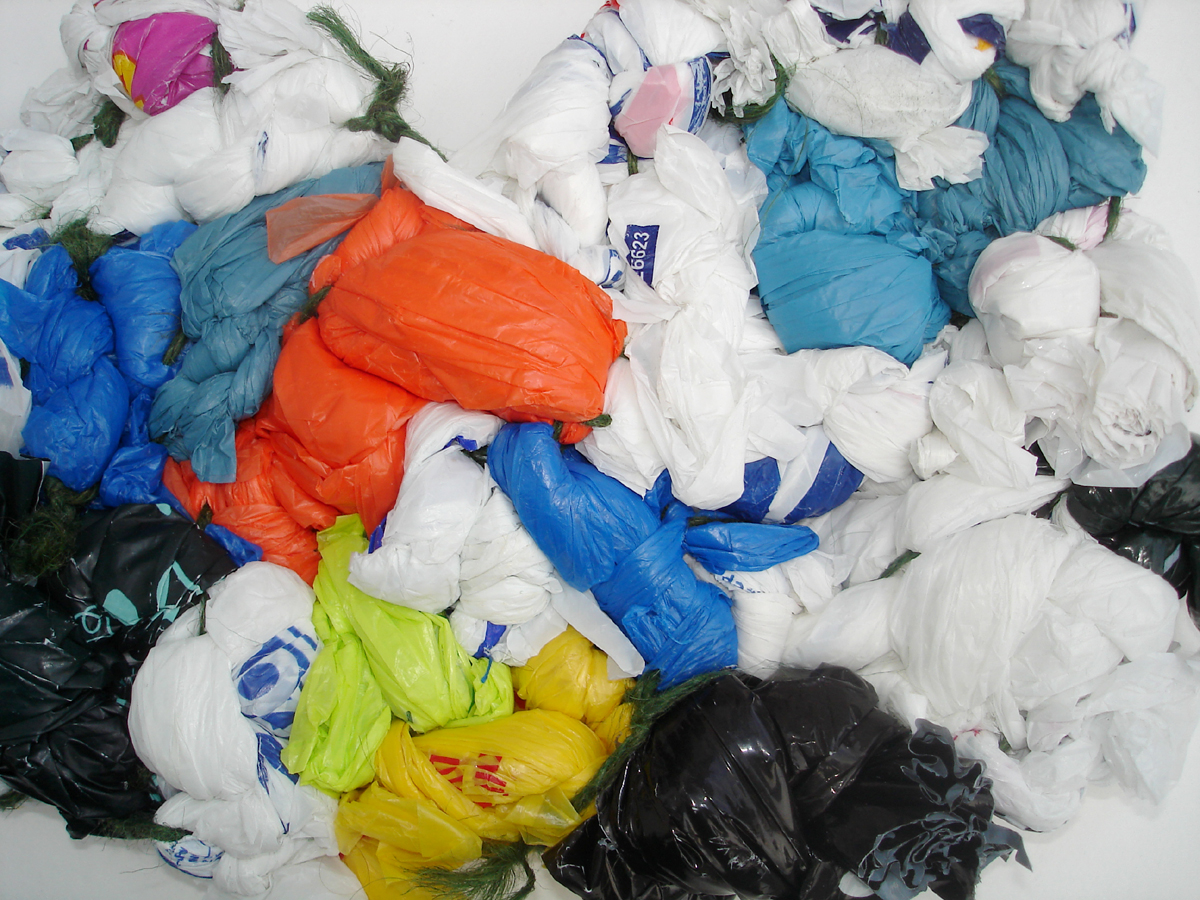Kā pareizi noglabāt plastmasas maisiņus tā, lai tie tev netraucētu?