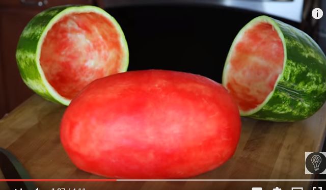 Kā nomizot arbūzu, nesagriežot ne pašu arbūzu, ne mizu? Labs triks vasarai