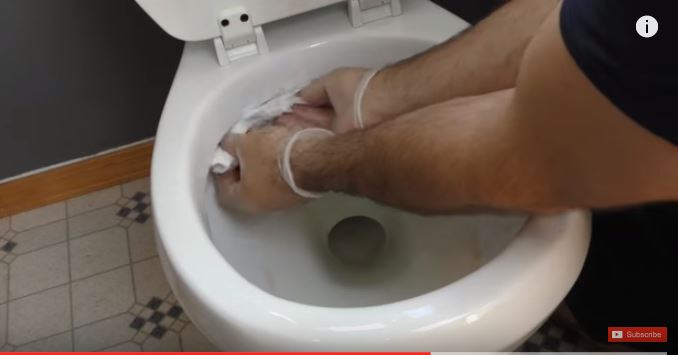 7 dabiski, bet super-iedarbīgi triki vannas istabas tīrīšanai