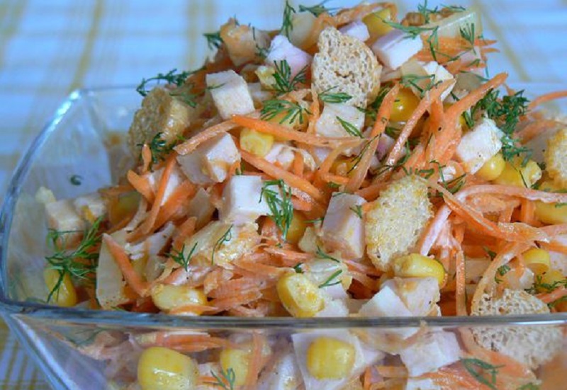 Sātīgie salāti “Karuselis” – lielisks variants, ko pasniegt svētku galdā!