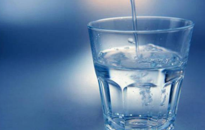 Glāze ūdens pirms gulētiešanas var novērst insultu un sirdslēkmi