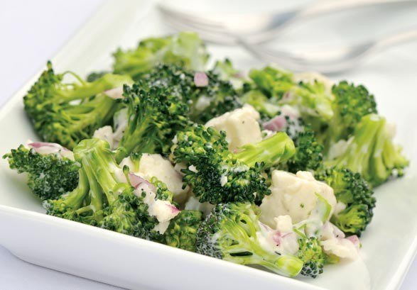 Diētiskie brokoļu un vistas filejas salāti