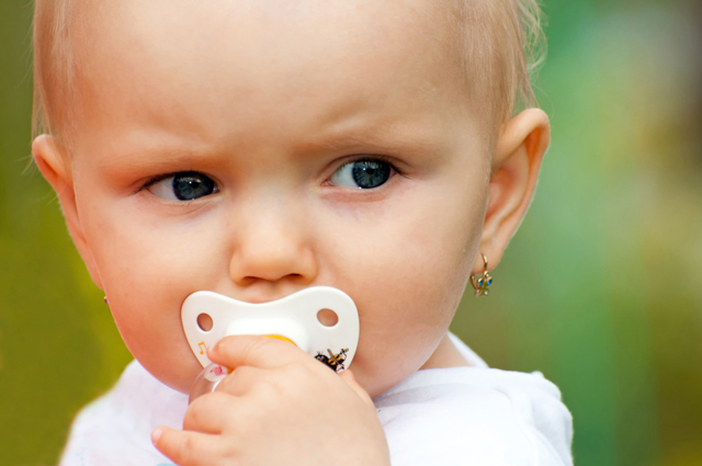 Zelta auskari mazulim – kurā vecumā labāk?