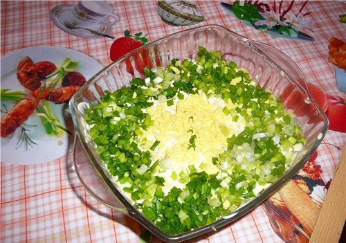 Puķkāpostu salāti ar olām, majonēzi un zaļajiem lociņiem