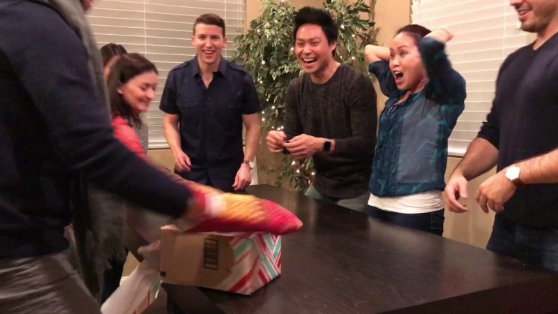 Jautrība un smiekli garantēti: Ziemassvētku dāvanu atsaiņošanas spēle