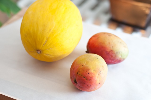 Melone un mango ar ingveru un garšaugiem