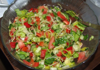 Zems kaloriju saturs, bet pilns puncis – svaigie tunča salāti