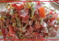 Gurķu, tomātu un kūpinātas vistas gaļas salāti