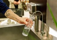 “Stockmann” ievieš bezmaksas dzeramā ūdens uzpildes punktu
