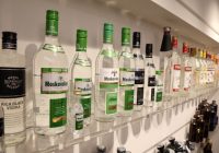 Pētījums: igauņi, braucot uz Latviju pēc alkohola, papildus tērējuši 110 miljonus eiro citām lietām