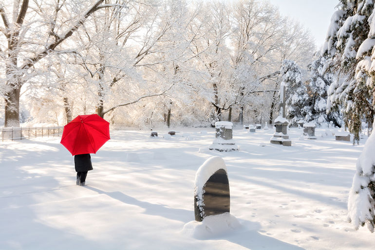Vai maz var tīrīt sniegu nost no kapu kopiņām un kāpēc pirms to darīt vajadzētu divreiz padomāt
