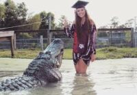 21 gadu jauna meitene gribēja nobildēties ar 4 metru garu krokodīlu un lūk, ar ko tas viss beidzās