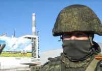 Krievijas karavīri no Čornobiļas AES laboratorijām lūk, ko bīstamu nozaguši