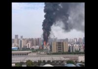 Ķīnā izcēlies milzīgs ugunsgrēks 200 metru augstā debesskrāpī (ar video)