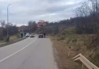 Kosovas policija iesaistās apšaudē ar vietējiem serbiem, kas bloķē ceļus