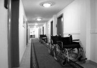 ”Ļaujiet man vienkārši dodiet augšup uz mākoņmaliņas”: atraktīva dziedātāja ratiņkrēslā nogādāta psihiatriskajā slimnīcā