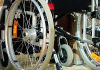 “Ļaujiet nomirt!” – bēdu nomāktā talantīgā dziedātāja ratiņkrēslā nogādāta psihiatriskajā slimnīcā