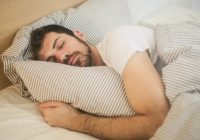 “Vai tevi moka slikts miegs, kuram seko bezmiegs?”; Ko labāk darīt un nedarīt pirms gulētiešanas