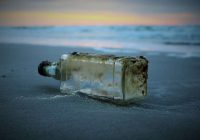 Liepājnieks svētdien pastaigā gar jūru pamana krastā izskalotu pudeli un nolemj to atvērt; lūk, kas tur bija iekšā!