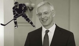 Krišjānis Kariņš Latvijas hokeja izlasei pasniedzis pavisam īpašu dāvanu; ļoti nozīmīga dāvana