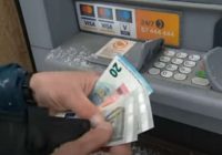 No ”Swedbank” klientu kartēm pazūd nauda; Cilvēki reaģē un ņem no kartes esošo naudu ārā