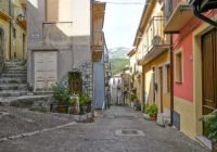Vīrietis Itālijā pa lētu naudu nopērku māju un tajā atrod “Milzīgu Pārsteigumu”