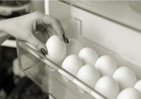 Kļūda ko pieļauj katrā otrajā mājā: Kāpēc olas nevajadzētu uzglabāt ledusskapja sānu durvīs