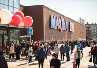 VIDEO : Rīgas “Maxima” veikalos redzamas ļoti lielas un garas rindas; Kas atkal notiek?