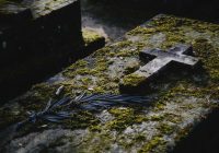 Kāds priesteris minēja iemeslu, kāpēc kapsētā nedrīkst runāt ar viņsaulē aizgājušajiem radiniekiem