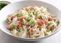 Tādus krabju nūjiņu salātus jūs noteikti vēl neesat gatavojuši: ciemiņi uzreiz paprasīs recepti