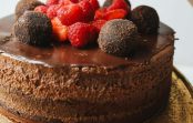 Šajā šokolādes kūkā nav ne grama miltu: fantastiski garšīgs našķis, ko var ēst bez sirdsapziņas pārmetumiem