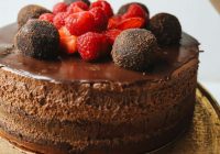 Šajā šokolādes kūkā nav ne grama miltu: fantastiski garšīgs našķis, ko var ēst bez sirdsapziņas pārmetumiem