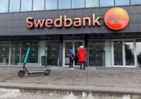 “Swedbank” Pārstāvji Steidzami nāk klajā ar informāciju par klientu maksājumu kartēm un PIN kodiem