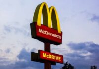 McDonald’s publicē vājus ceturkšņa rezultātus, jo augstākas ātrās ēdināšanas cenas mazina pieprasījumu