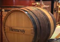 Hennessy īpašnieks paziņo, ka Ķīna uzsāk konjaka importa ierobežojumus kā reakciju uz ES noteiktajiem automobiļu tarifiem
