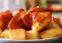 Izsmalcināts spāņu virtuves ēdiens no parastiem kartupeļiem: kā pagatavot izcilu “Patatas bravas” (recepte)