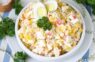 Salāti ar krabju nūjiņām un svarīgāko sastavdaļu 10 minūtēs: ātri pagatavojama uzkoda, kad viesi ir jau teju pie durvīm