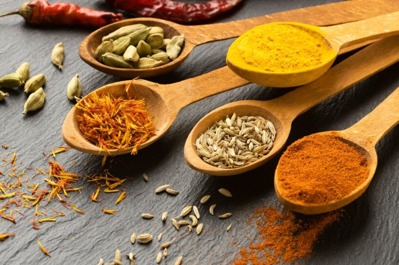 Ko darīt ar garšvielām, lai tās pilnībā atklātu savu aromātu – lieliska metode