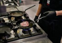 Jūsu cepšanas panna mirdzēs tīrībā; lūk, kā noņemt melnās oglekļa nogulsnes