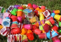 Uzzinām vai plastmasas vienreizējos traukus drīkst lietot atkārtoti