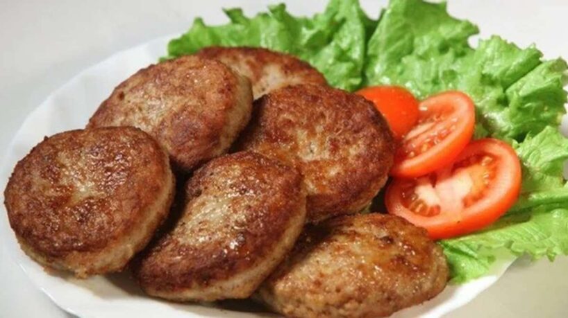 Sulīgo kotlešu noslēpums – noskaidrosim, vai maizi labāk mērcēt pienā vai ūdenī