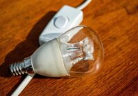 Divas ierīces patērē ceturto daļu no mājas elektroenerģijas