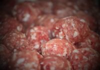 Ko pievienot kotlešu maltajai gaļai, lai to būtu vairāk
