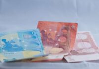 Valsts pastiprināti pievērsīs uzmanību tiem, kuri izņem skaidru naudu no kartes – kāda summa būtu drošā robeža