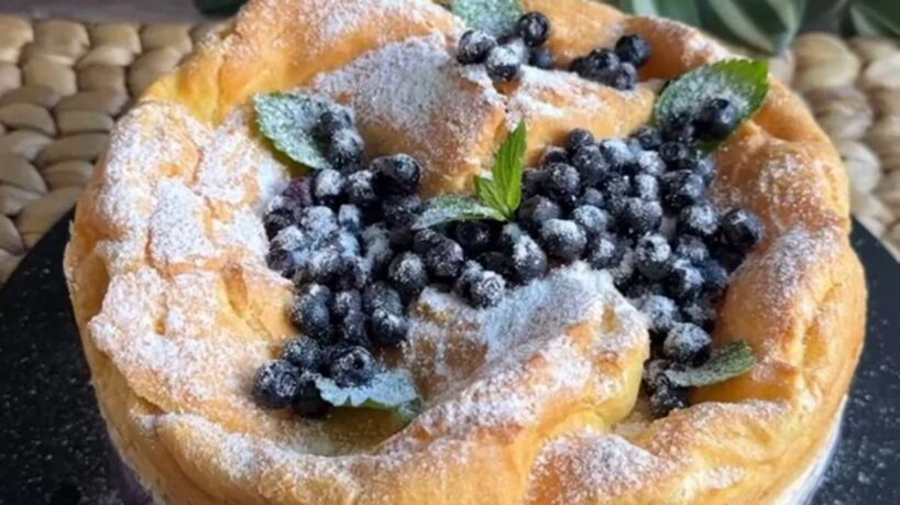 Melleņu deserta recepte, kas izskatās pēc milzīga eklēra – Karpatu kūka