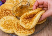 Gaisīgas kā mākoņi – pankūkas bez olām un piena, kas pazūd no galda pāris minūšu laikā