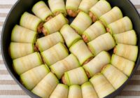 Kabaču ruletītes ar gaļas pildījumu krēmīgajā tomātu mērcē – maltīte, ko vienmēr lūdz atkārtot